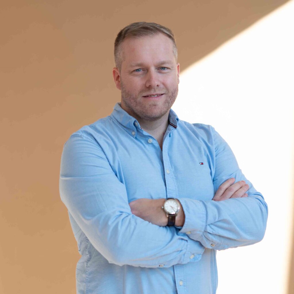 Györe Norbert budapesti ingatlanügynök, kék ingben