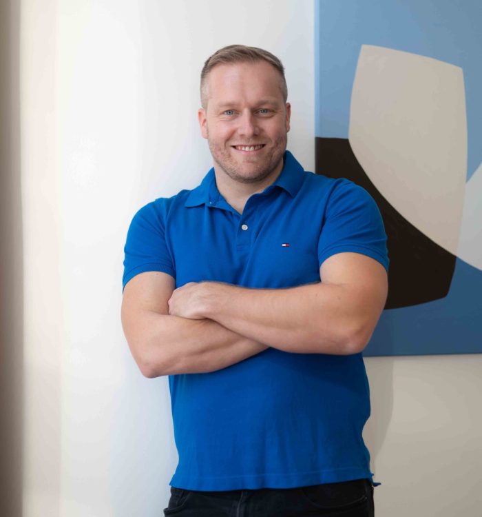 Györe Norbert budapesti ingatlanszakértő, kék pólóban